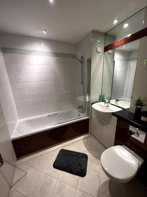 Entire Flat, 2 Bedroom & 2 Bathrooms In Бирмингем Экстерьер фото